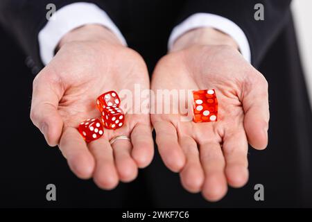 i dadi sono una parte importante dei trucchi degli artisti magici, degli illusionisti Foto Stock