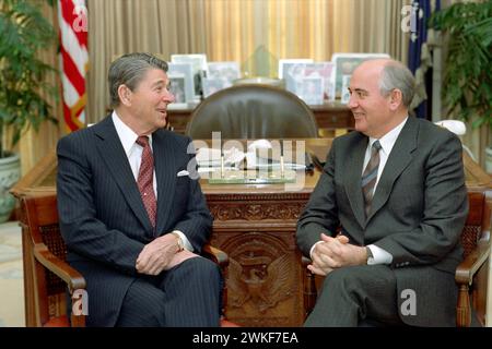 Mikhail Gorbachev e Ronald Reagan. Ritratto dell'ex leader dell'Unione Sovietica, Mikhail Sergeyevich Gorbaciov (1931-2022) e del presidente degli Stati Uniti Ronald Reagan (1911-2004) alla Casa Bianca, 1987 Foto Stock