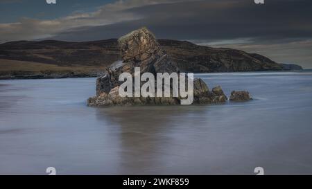Sea stack a Garry Beach, Isola di Lewis Foto Stock