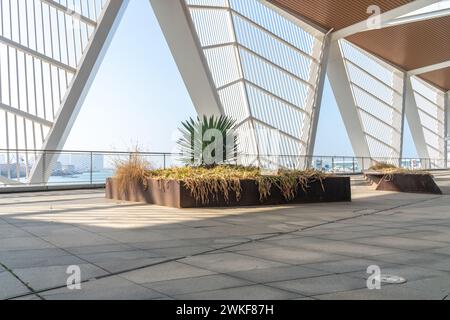 Pavimento in cemento vuoto di fronte a edifici moderni nella strada del centro. spazio per fotocopie per il parcheggio. Foto Stock