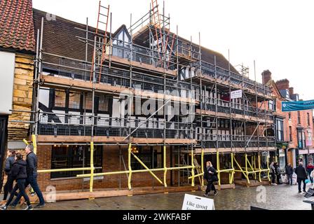 Il pub e ristorante Cardinals Hat è in fase di ristrutturazione, High Street, Lincoln City, Lincolnshire, Inghilterra, REGNO UNITO Foto Stock