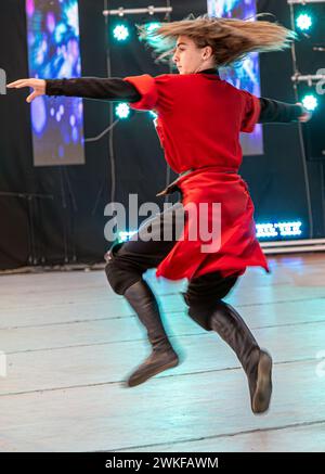 ROMANIA, TIMISOARA - 7 LUGLIO 2019: Ballerina georgiana in costume tradizionale, presente al festival popolare internazionale. Foto Stock