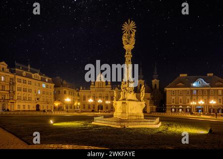 TIMISOARA, ROMANIA - 5 APRILE 2016: Vista panoramica di una parte di notte da Union Square a Timisoara, Romania, con vecchi edifici. Statua della Trinità AN Foto Stock