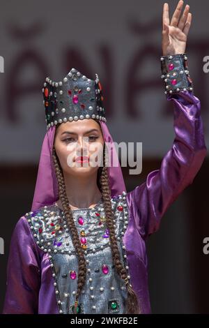 TIMISOARA, ROMANIA - 7 LUGLIO 2019: Giovane ballerina georgiana in costume tradizionale presente al festival folk internazionale. Foto Stock