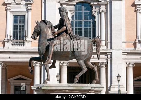 Copia della statua equestre di Marco Aurelio in Piazza del Campidoglio (sullo sfondo Palazzo nuovo), Roma, Lazio, Italia Foto Stock