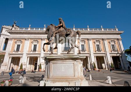 Copia della statua equestre di Marco Aurelio in Piazza del Campidoglio (sullo sfondo Palazzo nuovo), Roma, Lazio, Italia Foto Stock