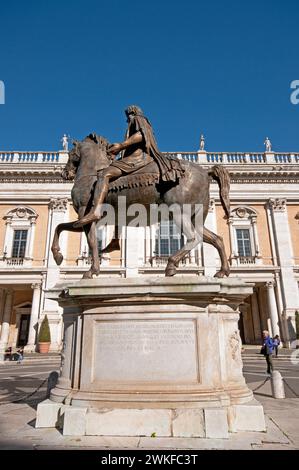 Copia della statua equestre di Marco Aurelio in Piazza del Campidoglio (sullo sfondo Palazzo nuovo), Roma, Lazio, Italia Foto Stock