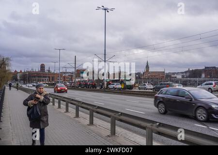 Polonia. 20 febbraio 2024. Gdansk, Polonia 20 febbraio 2024 agricoltori che bloccano le strade del centro città con trattori che si muovono lentamente attraverso le strade più affollate si vedono gli agricoltori bloccare le strade attraverso il paese per richiamare le politiche ambientali dell'UE e la concorrenza sleale da parte dei paesi terzi. Crediti: Vadim Pacajev/Alamy Live News Foto Stock