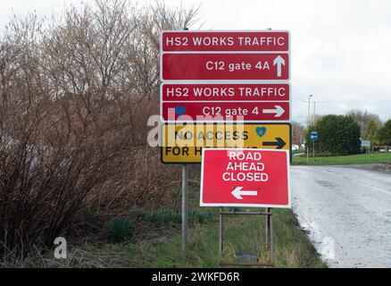 Chalfont St Peter, Regno Unito. 18 febbraio 2024. Le acque reflue grezze vengono lavate fuori strada. Thames Water stava pompando acque reflue nel fiume Misbourne a Chalfont St Peter, nel Buckinghamshire oggi. Il fiume Misbourne è un prezioso ruscello di gesso. L'ingresso della città rimane chiuso mentre l'acqua del Tamigi sta pompando via l'acqua. I sacchi di sabbia rimangono fuori da alcune aziende e il parcheggio del villaggio è fino alla chiusura. Anche se l'area è già stata allagata in passato, l'inondazione è molto peggiore di prima. Sui social media si fa molta speculazione sul fatto che i livelli di inondazione nella zona potrebbero essere dovuti al Foto Stock