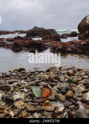 Una spiaggia di vetro sull'oceano con rocce in California Foto Stock