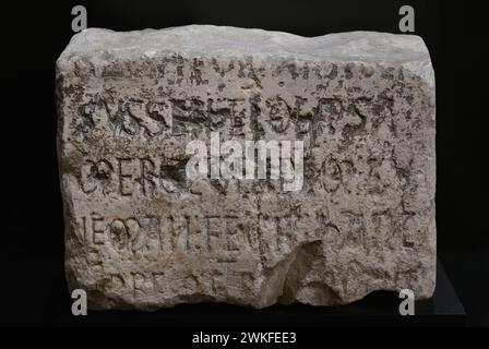 Iscrizione in pietra calcarea. Frammento di epigrafe. Periodo visigoto. Da Toledo, Spagna. Museo dei consigli e della cultura visigoti. Toledo, Castiglia-la Mancha, Spagna. Foto Stock