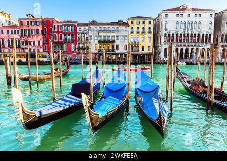 Bella via d'acqua Canal grande con gondole in estate, giorno luminoso a Venezia, Italia. Foto Stock