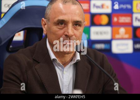 Napoli, Campania, ITALIA. 20 febbraio 2024. 20/02/2024 Napoli, conferenza stampa pre-partita della Champions League 2024 tra Napoli e Barcellona valida per il round del 16.nella foto: Allenatore sec napoli Francesco Calzona (Credit Image: © Fabio Sasso/ZUMA Press Wire) SOLO USO EDITORIALE! Non per USO commerciale! Foto Stock