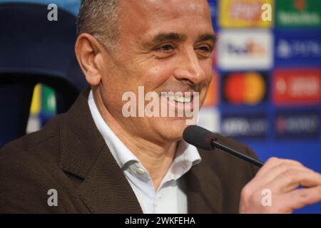 Napoli, Campania, ITALIA. 20 febbraio 2024. 20/02/2024 Napoli, conferenza stampa pre-partita della Champions League 2024 tra Napoli e Barcellona valida per il round del 16.nella foto: Allenatore sec napoli Francesco Calzona (Credit Image: © Fabio Sasso/ZUMA Press Wire) SOLO USO EDITORIALE! Non per USO commerciale! Foto Stock