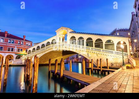 Famoso Ponte di Rialto di Venezia sul Canal grande al crepuscolo, Italia. Immagine della città di Venezia, in Italia all'alba con il Ponte di Rialto. Foto Stock