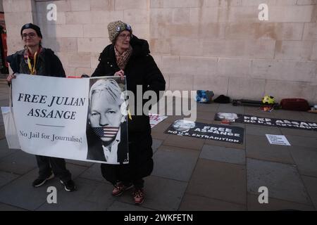 Londra, Regno Unito. 19 febbraio 2024. Veglia per Julian Assange a Trafalgar Square il giorno prima delle date di appello finale che si svolgono presso la Royal Courts of Justice di Londra, Regno Unito. (Foto di Joao Daniel Pereira/Sipa USA) credito: SIPA USA/Alamy Live News Foto Stock