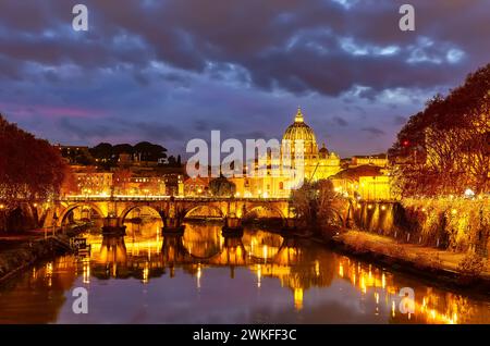 Bella immagine notturna di St. Basilica di Pietro, Ponte Sant'Angelo e il Tevere al crepuscolo a Roma, Italia. Ponte Sant'Angelo e St La cattedrale di Peter Foto Stock