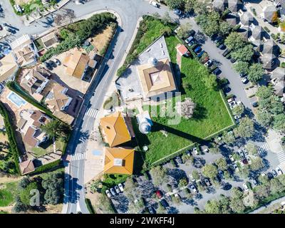 Zenith veduta aerea della torre del faro nel villaggio sulla spiaggia El Rompido, nel villaggio di Cartaya, Huelva, Andalusia, Spagna. Questo faro risale al 19 Foto Stock