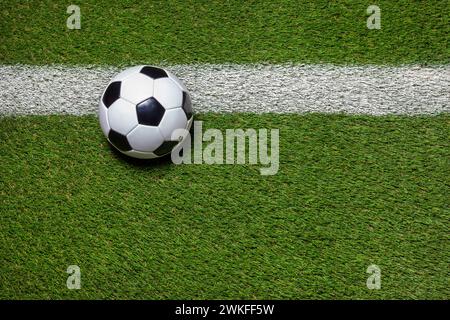 Pallone da calcio su campo in erba con stripe dall'alto Foto Stock