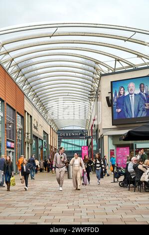 Gli amanti dello shopping nel centro commerciale Trinity Walk di Wakefield Foto Stock