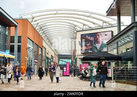 Gli amanti dello shopping nel centro commerciale Trinity Walk di Wakefield Foto Stock