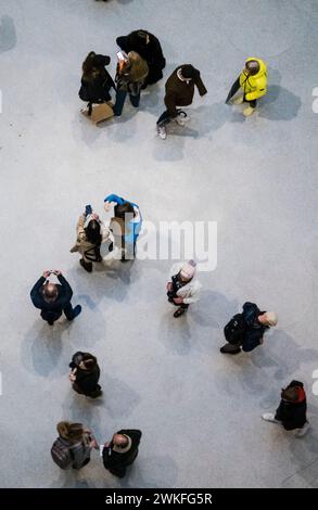 Visitatori in un atrio visto direttamente dall'alto (persone irriconoscibili) Foto Stock