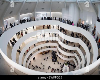 New York, USA - 30 aprile 2023: Veduta dell'interno del Guggenheim Museum di Manhattan, New York. Foto Stock