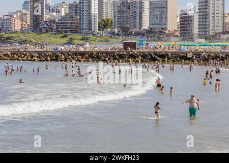 Mar del Plata, Argentina - 15 gennaio 2024: I turisti si godono il mare presso la spiaggia Stella Maris di Mar del Plata. Foto Stock