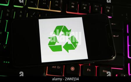 Viersen, Germania - 9 gennaio. 2024: Telefono cellulare con indice internazionale di percezione della corruzione di Trancparency sulla tastiera del computer Foto Stock