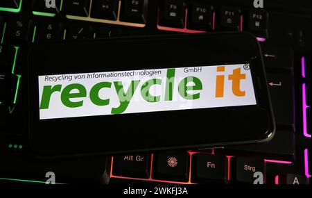 Viersen, Germania - 9 gennaio. 2024: Primo piano del telefono cellulare con il logo della società tedesca Recycle it sulla tastiera del computer Foto Stock
