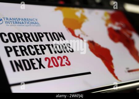 Viersen, Germania - 9 gennaio. 2024: Telefono cellulare con indice internazionale di percezione della corruzione di Trancparency sulla tastiera del computer Foto Stock