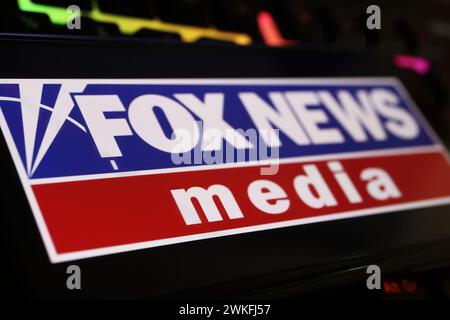 Viersen, Germania - 9 gennaio. 2024: Primo piano del telefono cellulare con il canale Fox news sulla tastiera del computer Foto Stock