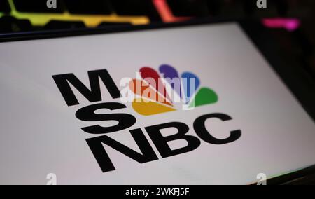 Viersen, Germania - 9 gennaio. 2024: Primo piano del telefono cellulare con logo del canale di notizie MSNBC sulla tastiera del computer Foto Stock