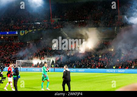 Eindhoven, Paesi Bassi. 20 febbraio 2024. EINDHOVEN, 20-02-2024, Philips Stadium, UEFA Champions League stagione 2023/24, partita tra PSV e Borussia Dortmund, Firworks agli stand di PSV credito: Pro Shots/Alamy Live News Foto Stock