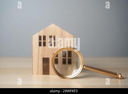 Alla ricerca di immobili per l'acquisto e l'investimento. Ispezione della proprietà prima dell'acquisto per scoprire eventuali problemi. Supporto legale per comprare una casa. Checki Foto Stock