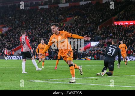 Southampton, Regno Unito. 20 febbraio 2024. Il centrocampista dell'Hull City Fabio Carvalho (45) segna un GOL di 0-2 e celebra il portiere del Southampton Gavin Bazunu (31) durante la partita tra Southampton FC e Hull City FC al St.Mary's Stadium, Southampton, Inghilterra, Regno Unito il 20 febbraio 2024 Credit: Every Second Media/Alamy Live News Foto Stock