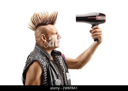 Punk con un mohawk che usa un asciugacapelli isolato su sfondo bianco Foto Stock