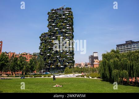 Il Bosco verticale di Milano incorpora numerosi alberi e piante sulla facciata dei due edifici residenziali del quartiere Isola. Italia. Foto Stock