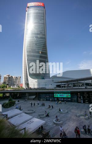 Generali Tower è un grattacielo progettato dall'architetto Zaha Hadid nel quartiere commerciale residenziale noto come CityLife di Milano. Italia. Foto Stock