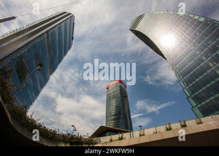Tre Torri emergono nel quartiere Milano CityLife, noto anche come tre Torri. I grattacieli sono occupati dagli uffici generali, Allianz e PWC. Italia. Foto Stock