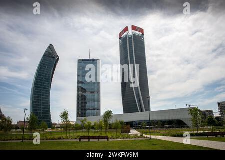 CityLife, noto anche come tre Torri, è un quartiere commerciale e residenziale di Milano. Tre torri emergono al centro della piazza. Italia. Foto Stock