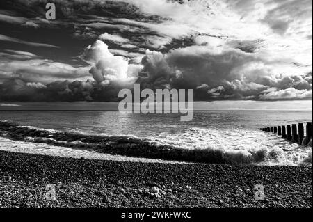 Nuvole che attraversano il lungomare di Eastbourne in una giornata invernale Foto Stock