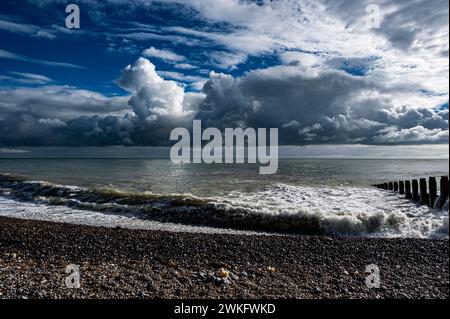 Nuvole che attraversano il lungomare di Eastbourne in una giornata invernale Foto Stock