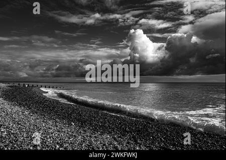 Nuvole che attraversano il lungomare di Eastbourne in una giornata invernale Foto Stock