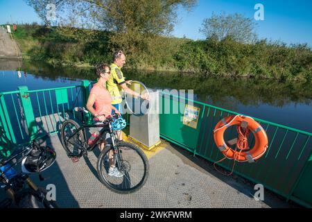 Ciclista, tour in bicicletta, traghetto operato manualmente attraverso il Lippe vicino Halten am SEE, sulla pista ciclabile Römer-Lippe-Route, NRW, Hohe Mark Westmünsterland Foto Stock