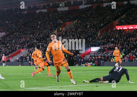 Southampton, Regno Unito. 20 febbraio 2024. Il centrocampista dell'Hull City Fabio Carvalho (45) segna un GOL di 0-2 e celebra il portiere del Southampton Gavin Bazunu (31) durante la partita tra Southampton FC e Hull City FC al St.Mary's Stadium, Southampton, Inghilterra, Regno Unito il 20 febbraio 2024 Credit: Every Second Media/Alamy Live News Foto Stock