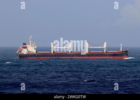 La 40.000 portarinfuse “la Cheshnais”, lunga 180 metri, che naviga nel Mar Mediterraneo verso est verso Gibilterra, aprile 2022. Foto Stock