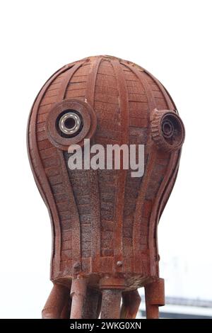 Primo piano di una scultura rustica di polpo che accoglie i clienti alla porta del bar ristorante Nemo situato nel porto turistico di la Coruna, Spagna. Foto Stock