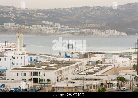Tangeri, Marocco. 16 ottobre 2022 - Un traghetto che arriva al terminal del porto, nella Baia di Tangeri, con la costa di Mrisat e la spiaggia di Malabata nel backgrou Foto Stock