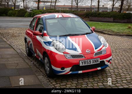 Una Nissan Micra con bandiera dell'Unione colorata a Warrington parcheggiata in una strada di Setts Foto Stock